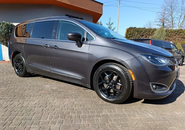 Chrysler Pacifica cena 73500 przebieg: 216500, rok produkcji 2017 z Zgierz małe 92